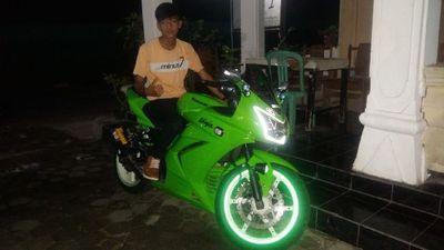 hey there...follow me n be my best friend...am still single .may be u want 2 be my girl friend???hhhhhhaaaaahaa
