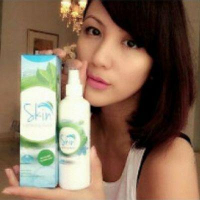 menjual air ajaib yang dapat menghilangkan segala masalah pada wajah anda. seperti jerawat, komedo, flek hitam, muka kusam dan lainlain. more info: pin 53A8DBAE