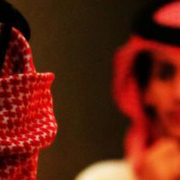 كم عالمٍ متفضِّلٍ قد سبه
منْ لا يُساوي غرزة في نعله