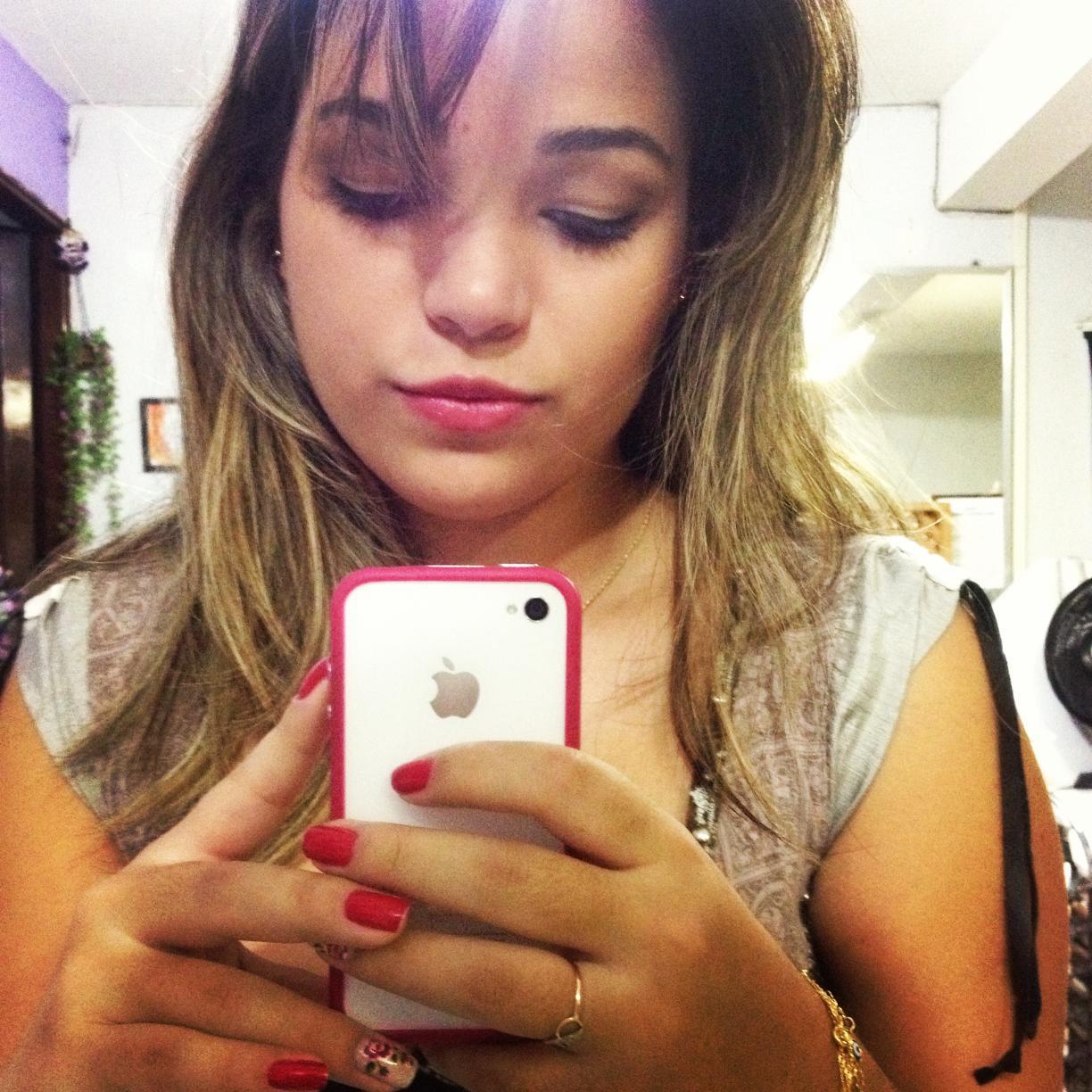 O esmalte na minha unha nao dura 4 dias, minha pele nao eh perfeita. Sou dramática,estressada, falo GIRIAS E PALAVRÃO,teimosa, ciumenta, e manhosa *-*