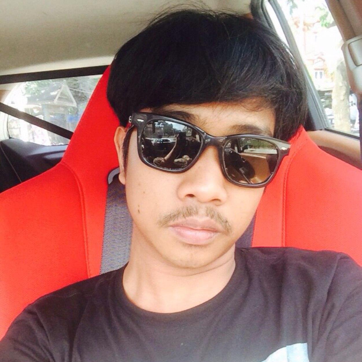 Tetap ISLAM,tetap MELAWAN,tetap dijalur REVOLUSI| FE-UMM 2012 instagram: achiiil
