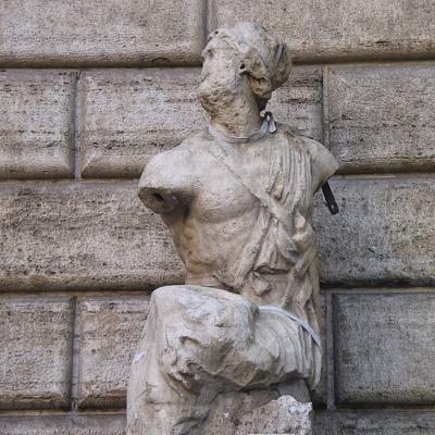 Pasquino è la più celebre statua parlante di Roma, divenuta figura caratteristica della città fra il XVI ed il XIX secolo.
