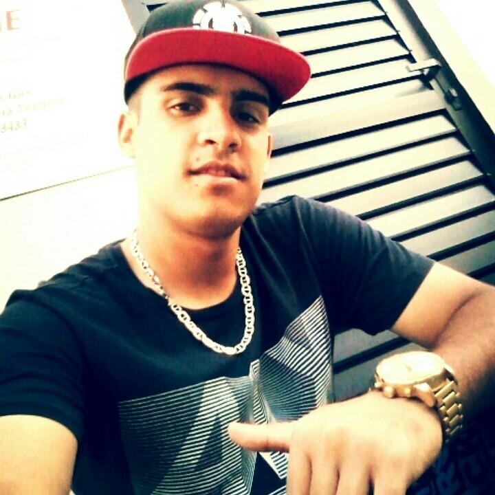 Sem choradeira rapaz, vai buscar corre atrás, ninguém tem dó de você e você sonhando com a paz...