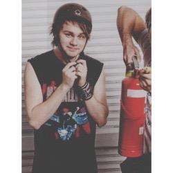 i saw 5sos and michael waved 2 me lol no big deal