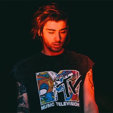 im in way too deep with zayn & 5sos...
