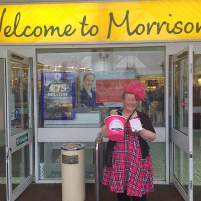 Rachel's been wearing donated fascinators through chemo and now plans to use them to raise money for breast cancer charities. Tweets by Maz #fascinateme