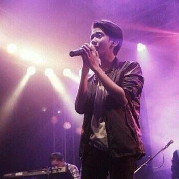 Just account twitter yang cuma bisa kasih kata kata bijak & romantis | @iqbaale