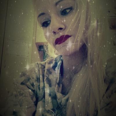 22 añitos. esteticista y maquilladora profesional amante del maquillaje.Enamorada de la musica y del cine. Muy americana ja ja ja