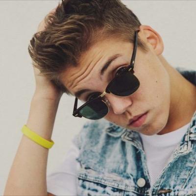 FOLLOW @tgifespinosa SINCE SHE GAVE YOU THIS FREE FOLLOW