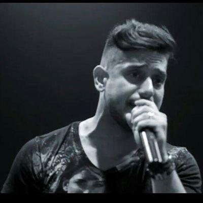 Amo cantar, amo esportes e curtir com os amigos!