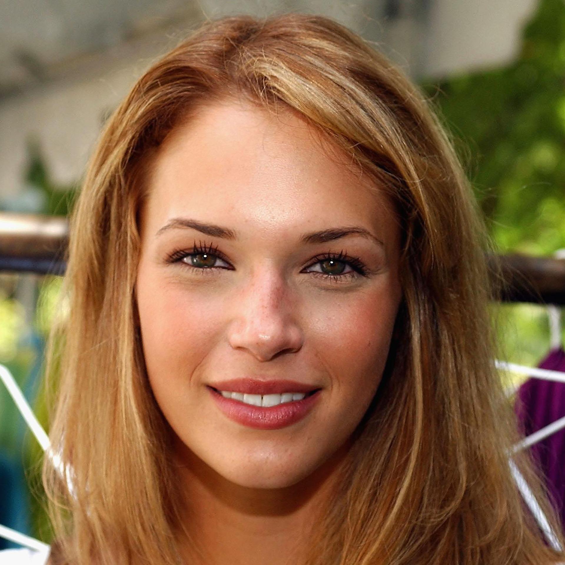 Unofficial Amanda Righetti Twitter account.