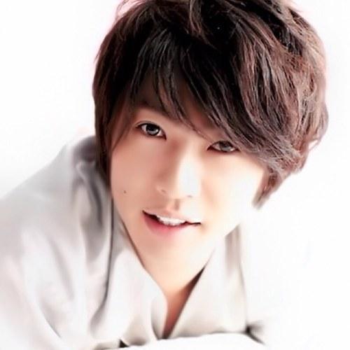 はじましての人も、お久しぶりの人もこんあいば～！嵐の相葉雅紀で～す！Twitterはじめてみたよ！難しいね！(笑)まだわからないこといっぱいあるけど優しく見守ってね！なんつって！気軽に話しかけてね！