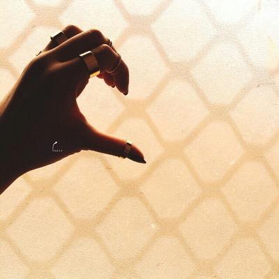 م أجمِل ان تعِيشَ بَ تِبلدَ لا أحِد يفِتقدكَ ولا تِنتظرَ أحدَ !