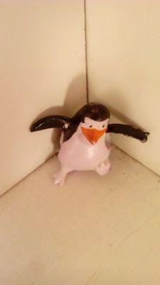 Naci en una botella de jugos, si, era un premio pero ahora mi premio son mis dueñ@s, QUE CLASE DE PINGUINO DE PLASTICO TIENE TWITTER!! pues ESTE!!