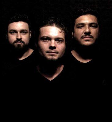 Banda formada em 2013 que faz suas músicas com intuito de, alguma forma, tocar seu público!