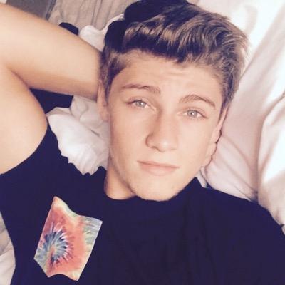 ItsEliBoo1's profile picture. hey my name is Elijah but everyone calls me Eli. im 17 years old, and thats about it!
Z❤️