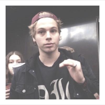 Follow @90sbadboyirwin and ask for a dm to luke she dms proof !