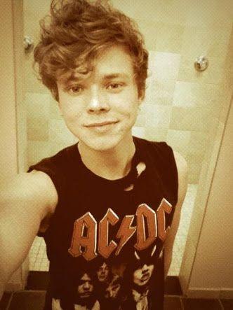 merry me ashton irwin... love you !