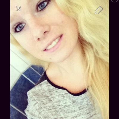 // alles heeft een reden of te maken met geluk  // i love you x @ilyaakusx