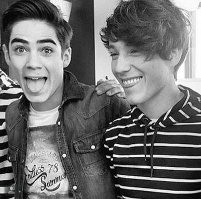 Pagina dedicada a @soyalonsovillal ~Para no cometer errores solo hace falta no haber nacido~