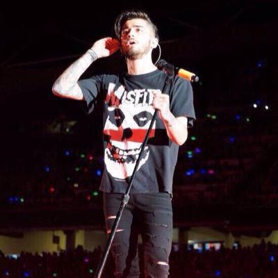 GUYS FOLLOW @TIPSYMALUM AND FAV HER TWEET IN THE BIO AND SHE WILL FOLLOW YOU BACK :-)