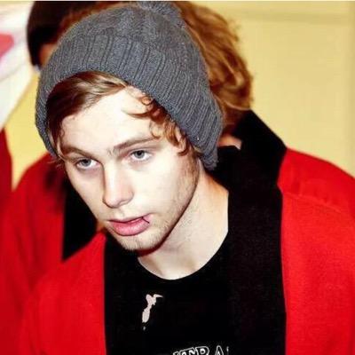 RT THIS TO VOTE FOR OUR BOYS https://t.co/Q47kST26fC #vote5sos #kca