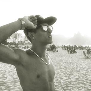 Esse teu jeito me domina. Esse sorriso me alucina.