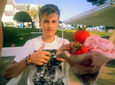 Hi im 17 from ireland.