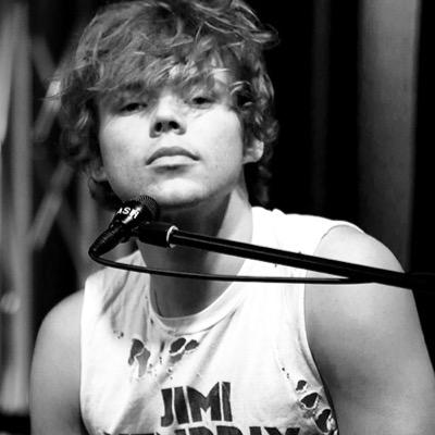 free follow from @fivesostest so go follow her!! :))) dont follow me! follow @fivesostest