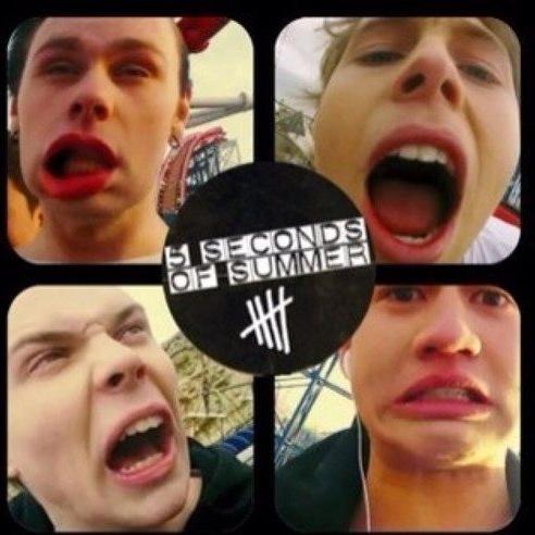 5SOSFAM here helping and supporting the boys no matter what.