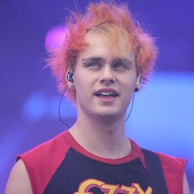 hey im mackenna michael clifford is a cute little shit that wont follow me ;-(