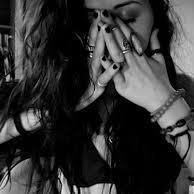 a_small_broken's profile picture. uma garota que não tem um pingo de amor próprio e sofre por não ter certeza sobre sua sexualidade