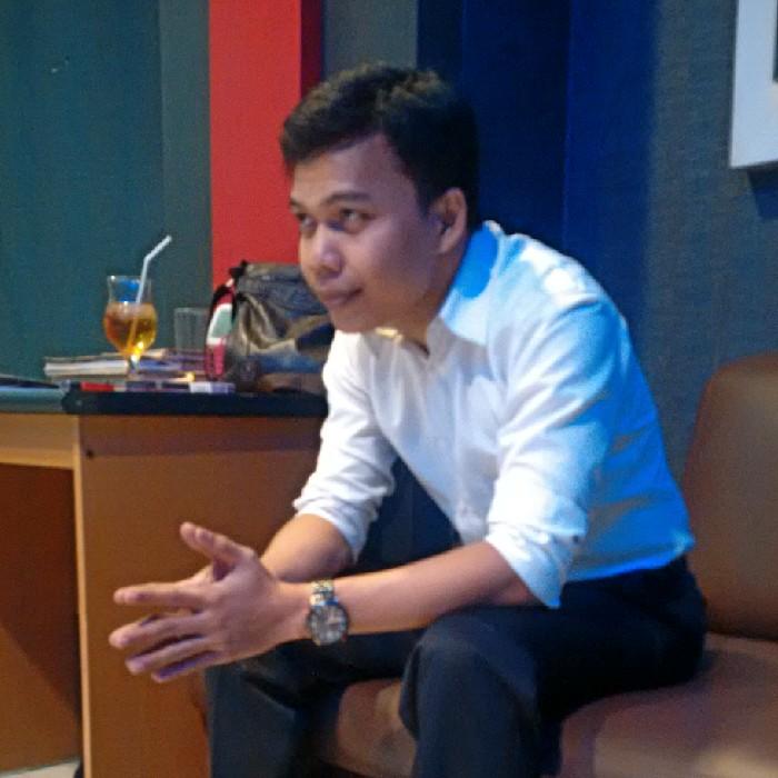 I love my ibunda, ayah dan adikku. Tujuan hidup ku adalah membahagiakan orang tua, adik dan seseorang yang akan menemaniku hingga akhir hayat ku..