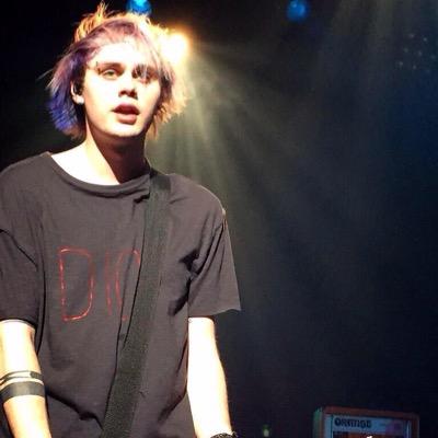 Here's a free follow from @sleepyhemmingsx :) i follow back!!!