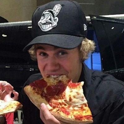 bosslieber5sos's profile picture. Justin fumou essa bio|
Te amo Krawk *-* Obrigado por seguir