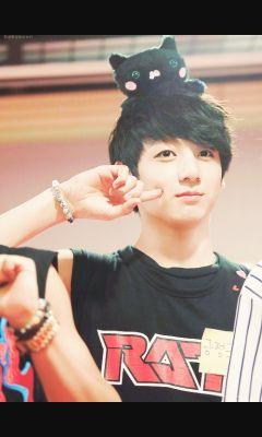 Gua cowok ganteng udah leave kalo kangen boleh ambil foto gua :D