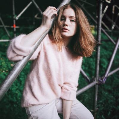 XIX. Controlo el fuego a mi antojo. Mi cámara, mi libreta y mis patines son intocables. She's like cold coffee in the morning. @HarveyKunz es mi porno-chacha.