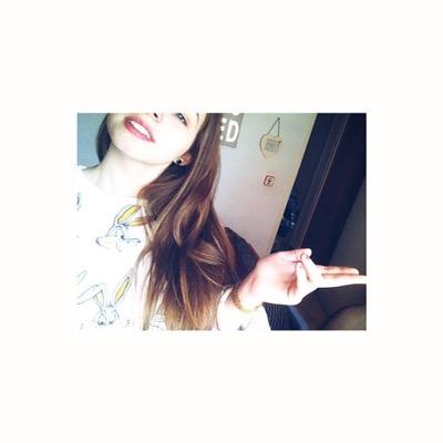 Hola me llamo Jesenia, tengo 13 años. ¡Una cosa importante que tienes que saber! Me encanta el mequillaje la moda... Aaa y tan bien, tengo un canal de youtube.