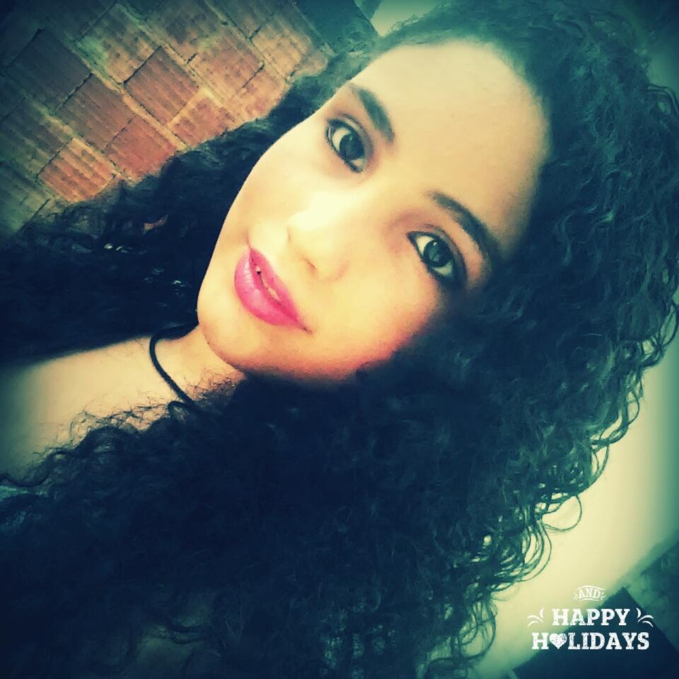 A poeta travessa, que vive num mundo de Alice, seu foco é Deus, abaixo de Deus seu foco é o romance, contos de Princesa é a sina da minha vida ✌ sou dos anos 6