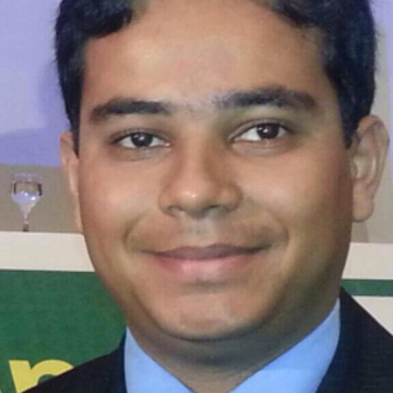Advogado, Licenciado em Letras com especialização, Mestrando em Educação, vereador e membro do Partido Verde em Simão Dias/SE.