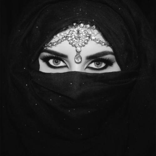 مواطنة مصرية أسكندرانية و أفتخر  
 أهلاوية كتالونية وبموت فى مان يونايتد 
وميلان وبأشجع شيلسى علشان أبو صلاح 
  وعلى فكرة أنا مش أخوان
