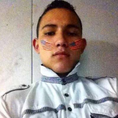 soy hispano, vivo para mi familia y mi familia vive para mi. estidio en New York EE.UU