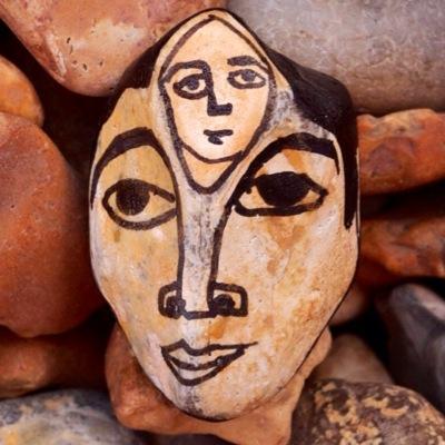 Drawings on things. Stone and shell #smallart @raysto_art