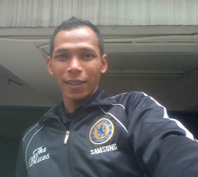 mau nyenengin orang tua adalah nomer 1 bagi hidup gw .....