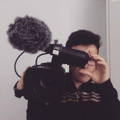 Fuera del armario desde el 95, me faltaba el aire. Follarse a otras para olvidar a la que te folló el corazón. Futura productora, proyecto de futbolista.
