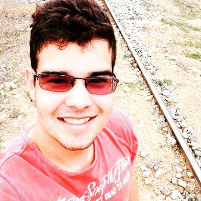 Gordo, osado, da zuera, torcedor do Flamengo e do Ceará da massa.