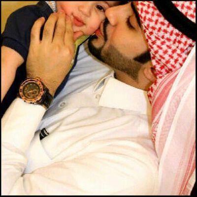 فَديتْ إلليْ ‘‘ يكَّلمنَيْ ‘‘ إذَا ضَاقْ صَدريْ وَ يَوآسيَنيْ !! فَديتْ عُيونَہ إلليْ تَدمَع لِـ / دمَعتْ عيَنيْ ..}
