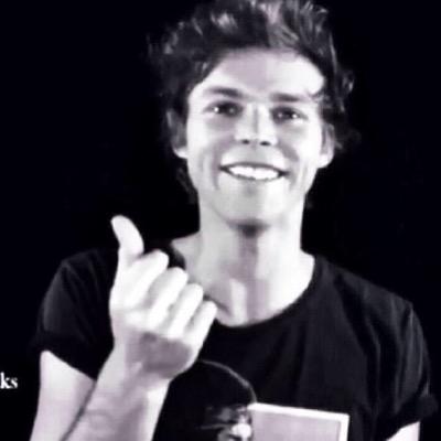 follow @rtfav5sospic