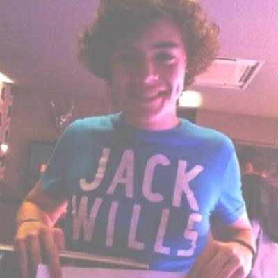 follow @buttonhes please :) x