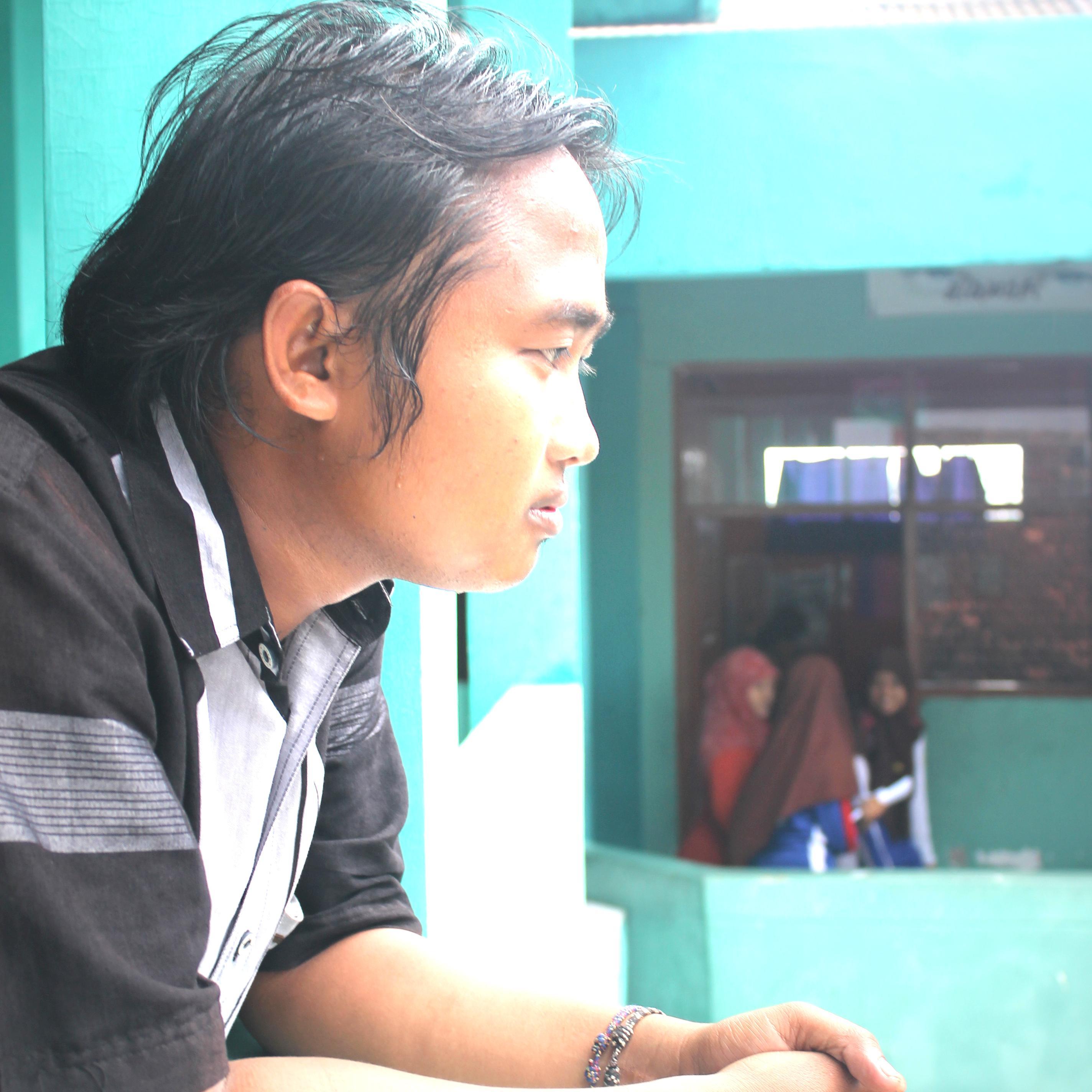 bermata dua, telinga dua, tangan dua, kaki jg dua. tapi sayang hidungx cma satu tp lobang hidungx dua, rambut banyak, jari jg bxak, leher cma satu. mata dua